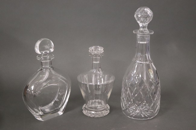 TROIS CARAFES en cristal, une Saint-Louis...