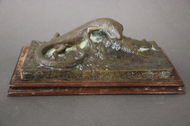 PRESSE-PAPIER en bronze représentant un lézard...