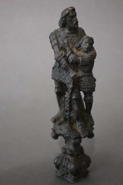 GRAND CACHET en bronze figurant un chevalier...