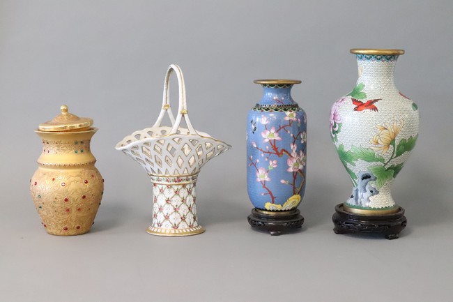 ENSEMBLE DE QUATRE VASES comprenant :