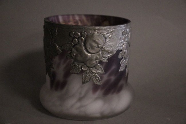 VASE en verre marmoréen rose et blanc à monture...