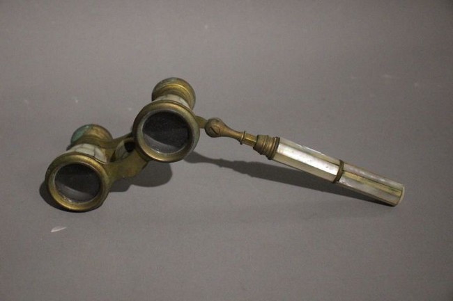 PAIRE DE JUMELLES de théâtre en nacre et...
