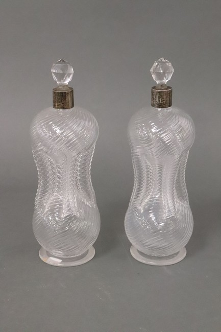PAIRE DE GRANDS FLACONS en verre soufflé...