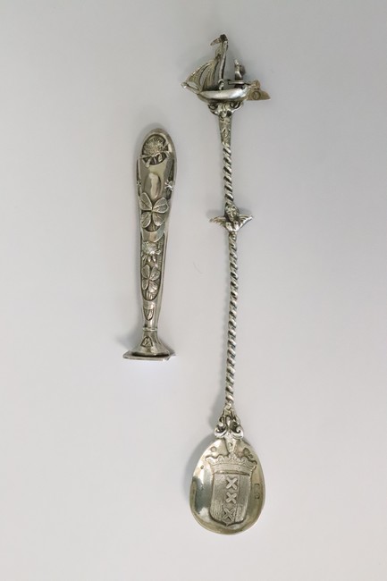 CUILLÈRE en argent à manche torsadé surmonté...