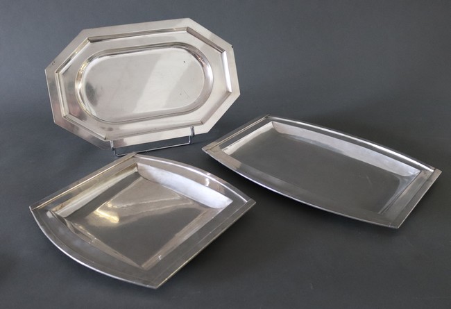 TROIS PLATEAUX en métal argenté à décor moderniste...