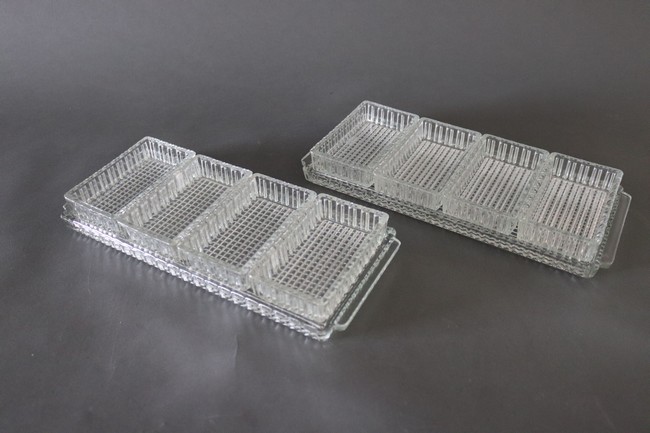 PAIRE DE PLATEAUX rectangulaires à deux anses...