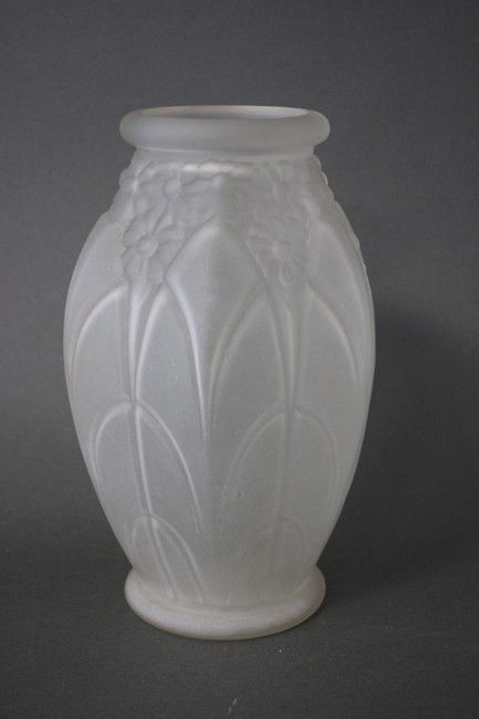 VASE de forme ovoïde à pans, en verre blanc...