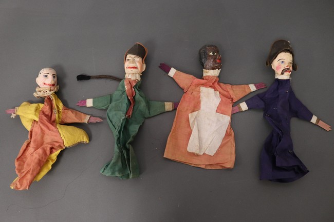 QUATRE MARIONNETTES A GAINE en tissu et têtes...