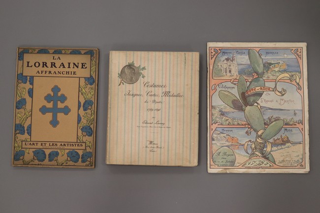 E. LAUNAY, Costumes, insignes, cartes, médailles...