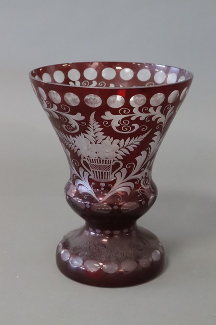 VASE en cristal teinté rouge et taillé à...