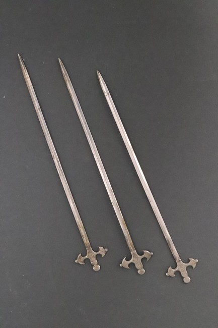 TROIS HÂTELETS ou piques à apéritif en argent...