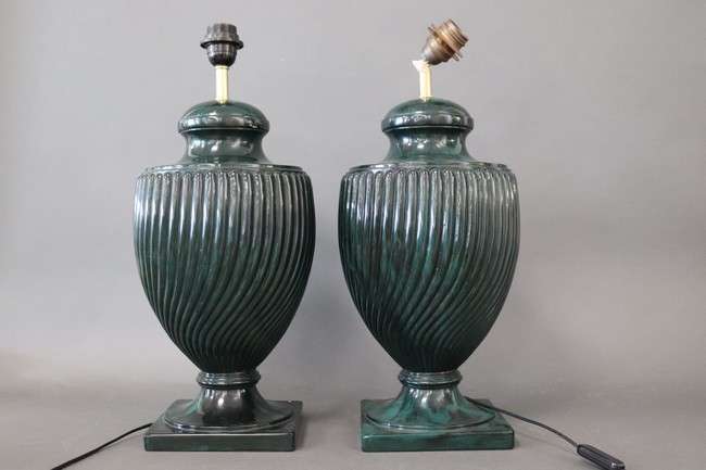 PAIRE DE LAMPES en onyx vert de forme balustre...