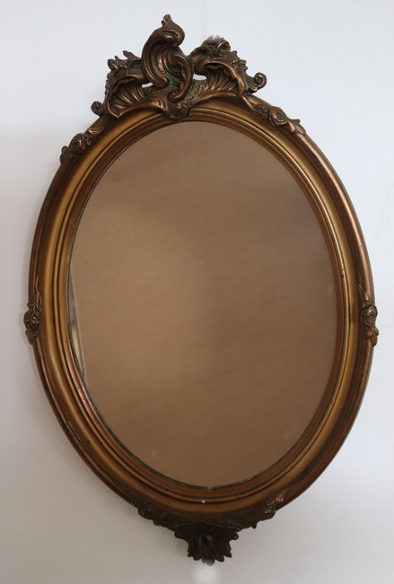 MIROIR ovale en bois et stuc doré à décor...