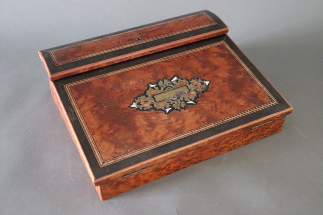 ÉCRITOIRE rectangulaire en bois de placage,...