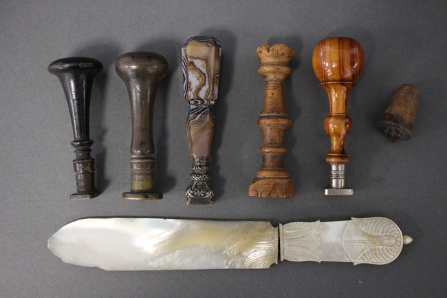 LOT DE 4 CACHETS, dont un à manche en agate...