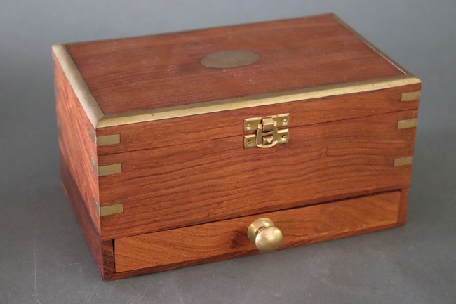 COFFRET en bois exotique et monture en laiton...
