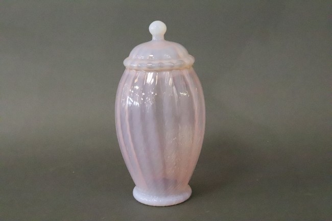 VASE couvert de forme ovoïde cannelé en opaline...