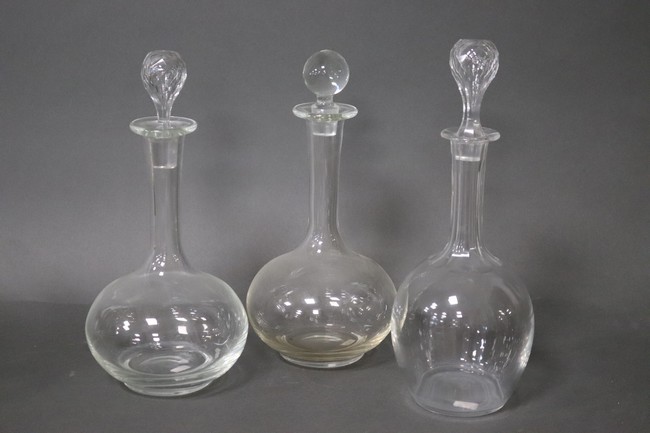 LOT comprenant : trois carafes dont deux...