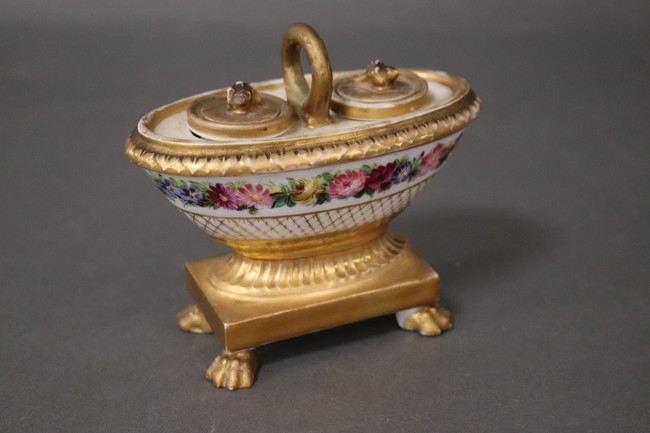 ENCRIER de forme navette en porcelaine émaillée...