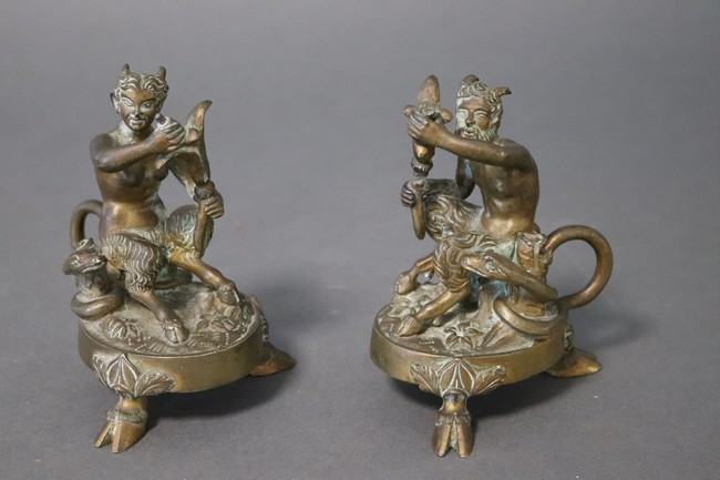 PAIRE DE BOUGEOIRS en bronze doré figurant...