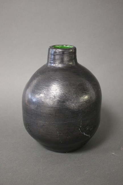 VASE boule en céramique émaillée noir. Signé...
