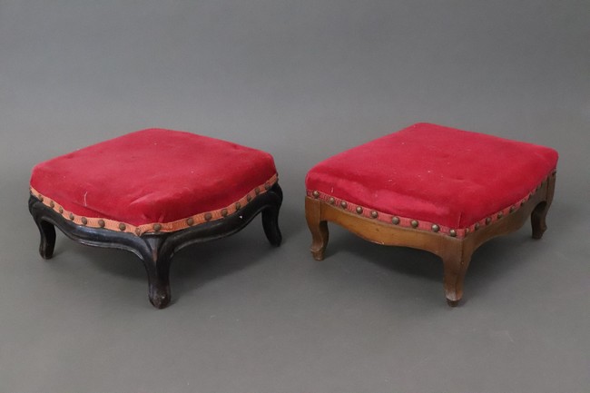 DEUX TABOURETS DE PIEDS de forme carrée,...