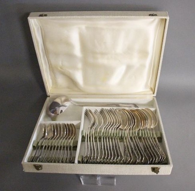 MÉNAGÈRE en métal argenté modèle rocaille,...