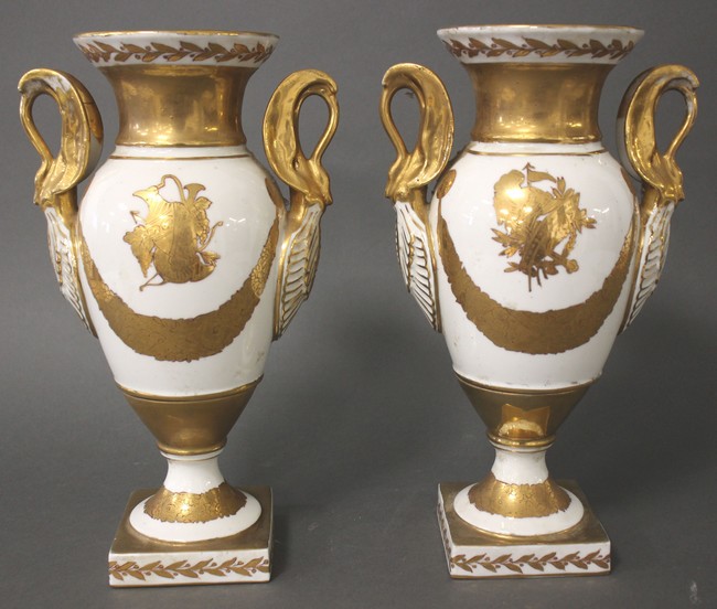 PAIRE DE VASES de forme balustre à deux anses...