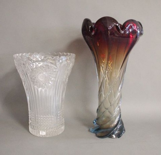 VASE de forme corole en verre moulé teinté...