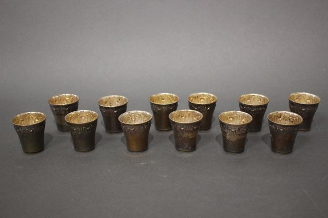 DOUZE GOBELETS A LIQUEUR en argent (950)...