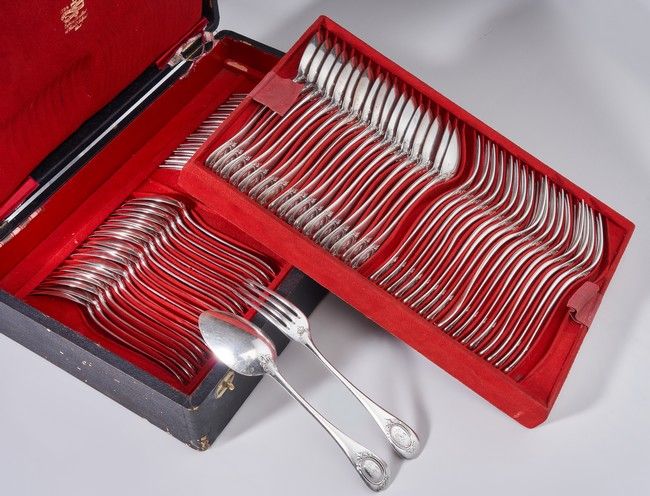 MENAGERE en argent modèle à baguette et médaillon...
