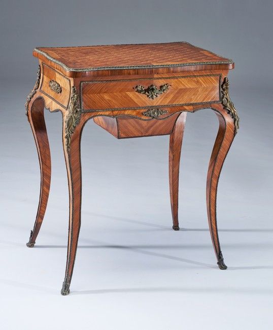 TABLE A OUVRAGE de forme chantournée en placage...