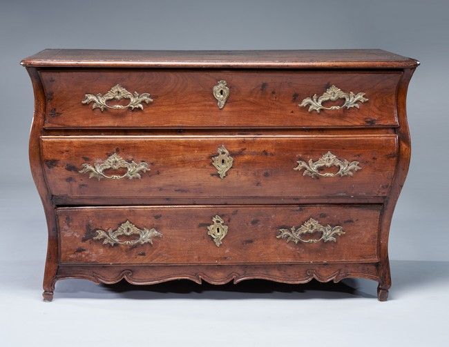 LARGE COMMODE de forme tombeau en noyer ouvrant...
