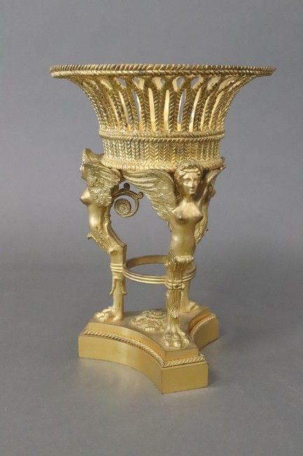 COUPE-CORBEILLE formant centre de table,...