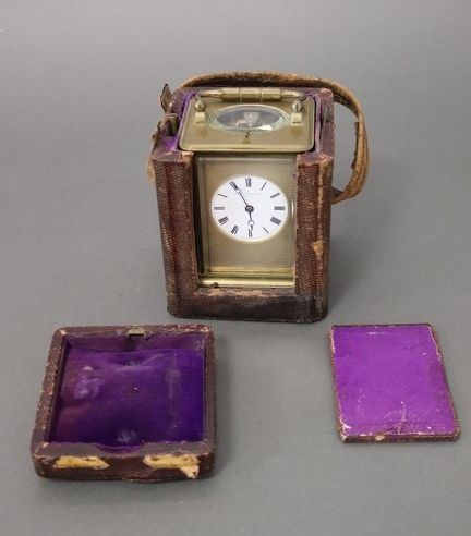 PENDULE DE VOYAGE dite d'officier, de forme...