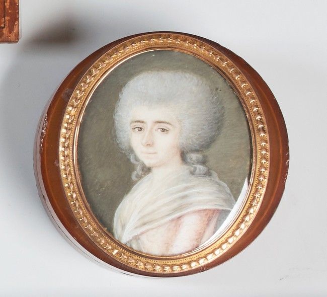 BOÎTE ronde, en corne blonde, ornée d'une...