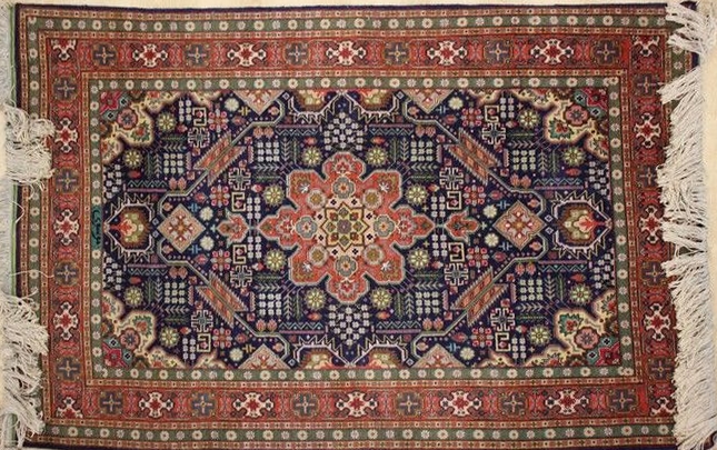 TAPIS en laine à décor polychrome de feuillages...