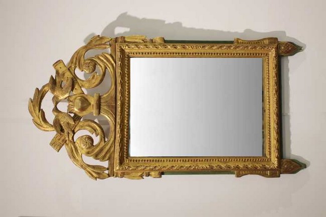 MIROIR à fronton en bois et stuc doré ciselé,...
