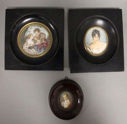 TROIS MINIATURES comprenant :