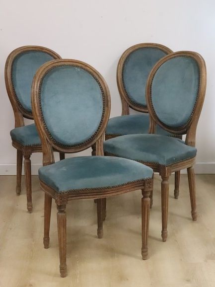 SUITE DE QUATRE CHAISES à dossier médaillon...