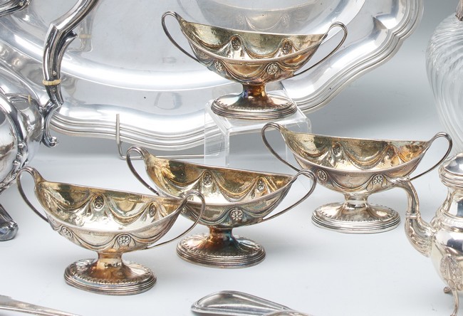 SUITE DE QUATRE COUPES en argent de forme...