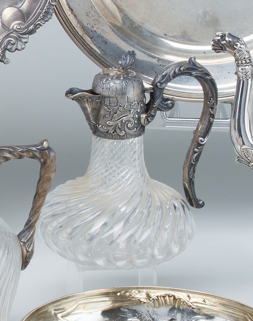 CARAFE en cristal à panse applatie torsadée,...