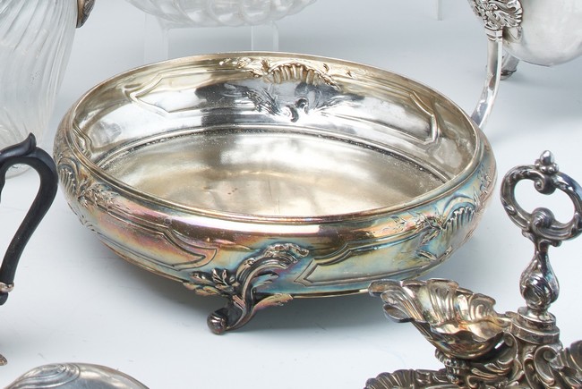CACHE-PLAT rond en argent à décor de rinceaux...