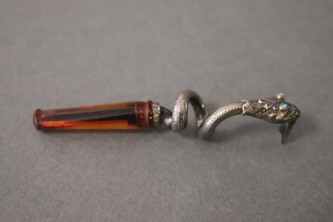 ELEGANT ET RARE FUME-CIGARETTE, figurant...