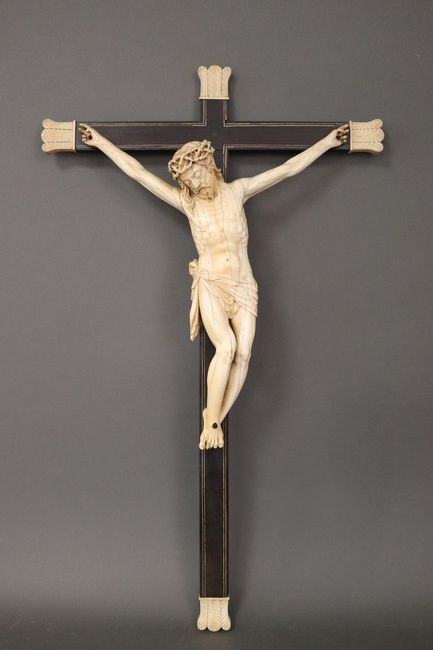 SPECTACULAIRE CHRIST en ivoire sculpté, la...