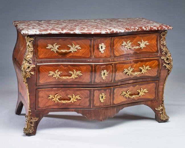 COMMODE TOMBEAU en placage de bois de rose...