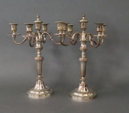 PAIRE DE CANDÉLABRES en bronze argenté, à...