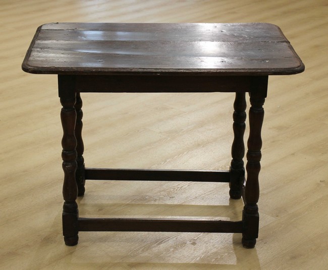 TABLE en bois naturel à quatres pieds tournés...