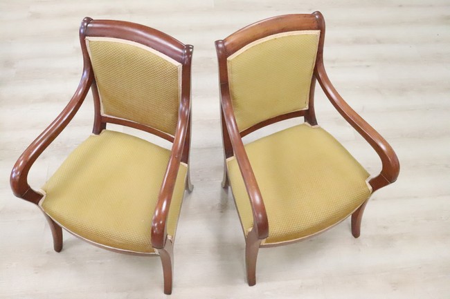 PAIRE DE FAUTEUILS en merisier, dossier légèrement...
