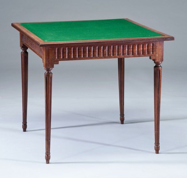 TABLE A JEUX en acajou mouluré, plateau carré,...